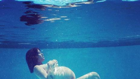 Аланис Морисет с пораснал корем и под вода