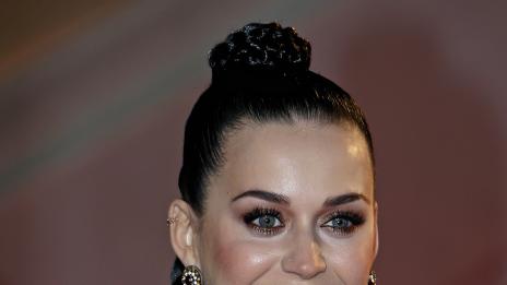 Кейти Пери иска директорски стол и различни бързи закуски в хотелската си стая