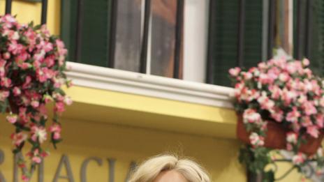 Гала се издържа сама