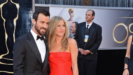 Анистън си избра рокля, с която да може да ходи до тоалетна