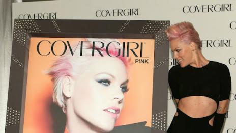 Пинк стана лице на козметична марка