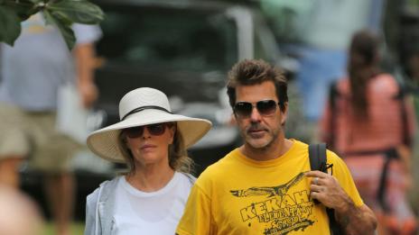 Ким Бейсинджър излиза с фризьора си