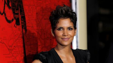 Хали Бери и Дженифър Гарнър ще се защитават от папараците със закон