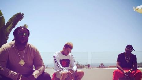 Полицаи гонят Крис Браун от Ибиса