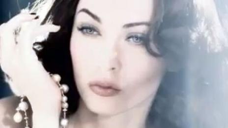 Армани не заряза съвсем Меган Фокс (видео)