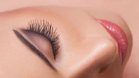 Неустоим поглед, изпълнен с женственост и съблазън