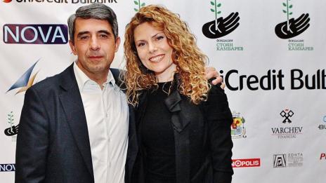 Деси Банова дари със син Росен Плевнелиев