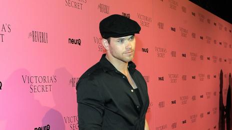 Чаровният вампир Келън Лутц копнее за семейство