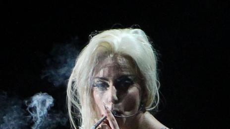 Гага показа гротеско тяло и запали джойнт на сцената