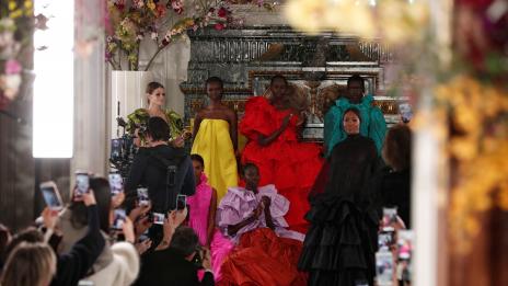 Valentino: Ода за новата висша мода без стереотипи