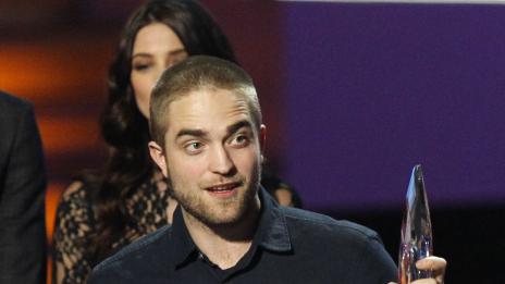 Робърт Патинсън си обръсна главата