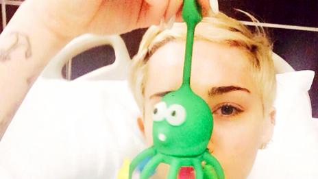 Майли Сайръс е приета в болница с алергична реакция