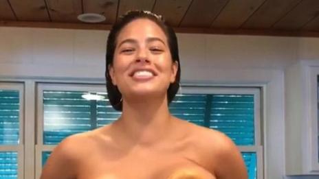 Антиеротика: Ашли Греъм меси гърди и... гевреци