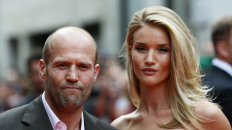 Джейсън и Роузи на романтична разходка в Париж