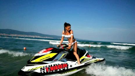 Емануела позира на джет, но на брега