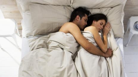 Защо спането в общо легло е важно за брака
