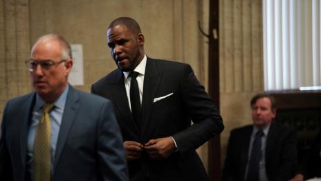 За първи път: Говори жена, твърдяща, че е насилена от Ар Кели