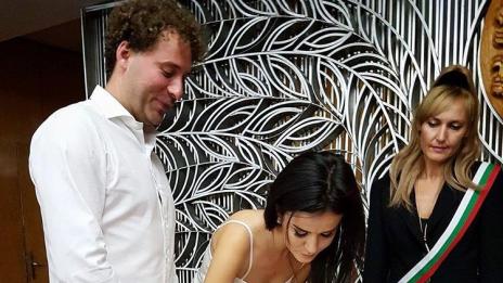 Мона облече булчинска рокля, обу кецове и се врече на Радослав Гочев