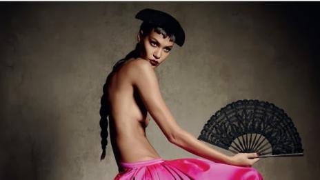 Vogue отново залага на еротика – този път с г-ца Смолс