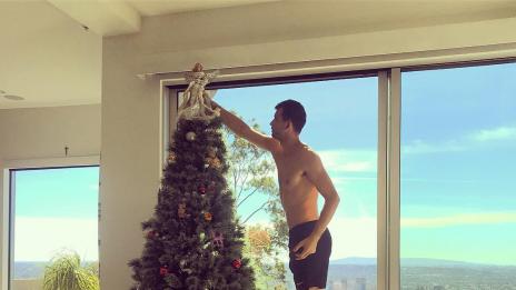 Гришо в предколедно настроение, украсява само по шорти