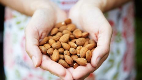 Хапвайте по шепа бадеми на ден и ще имате по-слаби бедра