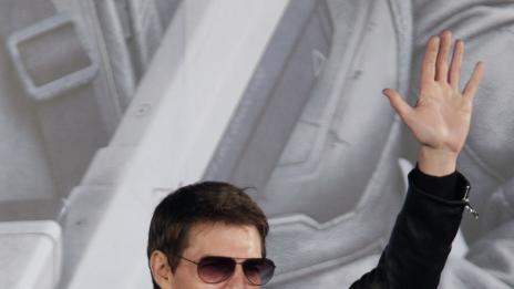 Том Круз нае частен самолет за дъщеря си