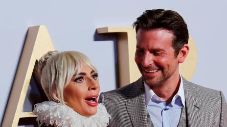 Брадли Купър изпадал в ужас, пеейки с Гага