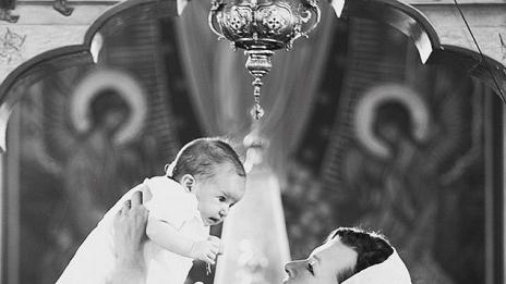 Мила Йовович кръсти дъщеря си в православна църква