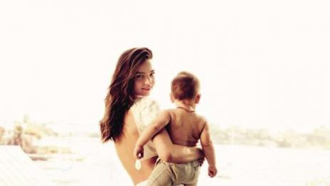 Миранда и малкия Флин носят нежност в юлския Vogue