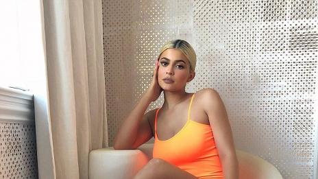 Кайли Дженър показва извивки в неоново оранжево