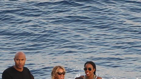 Бионсе разпуска в Капри с Кели Роуланд