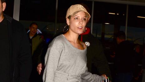 Кой каза, че джапанки с чорапи не е модерно?