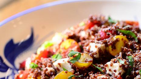 Салата с киноа, домати, моцарела и босилек