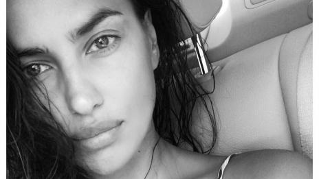 По-жива и секси от всякога: Ирина Шейк на Мъртво море