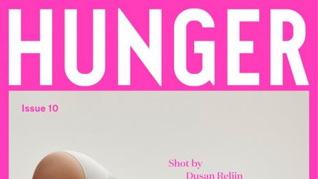 Роузи Хънтингтън-Уайтли на колене