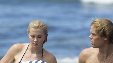 Айрланд Болдуин запозна гаджето си с баща си виртуално