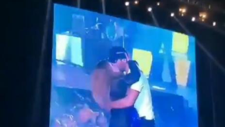 Енрике Иглесиас зарадва фенка със страстна целувка