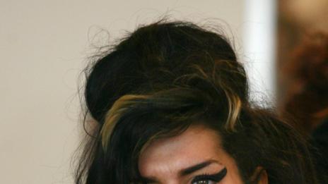 Ейми Уайнхаус пияна на път към клиника