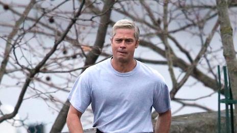 Брад Пит по къси панталонки и сребро в косите