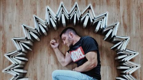 Любител на книгите с уникални артинсталации