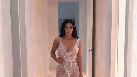 Чар или бедствие? Ким показва форми в секси рокля