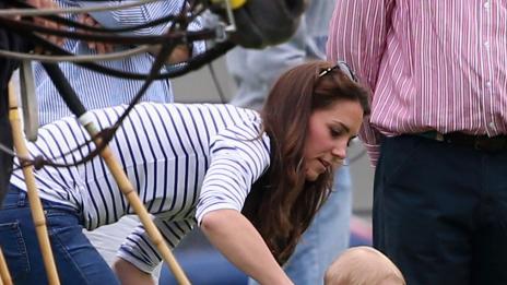 Принц Джордж вече ходи сам