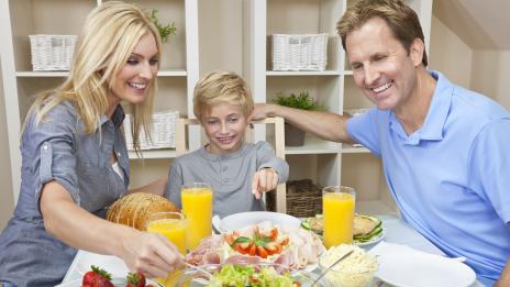 Традицията „закуска, обяд, вечеря“ постепенно отмира