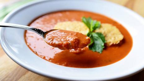 Доматена супа с пармезанови крутони