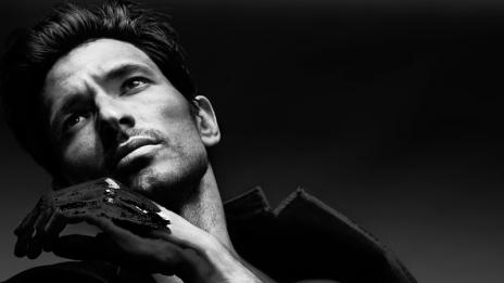 Мъж в гаража