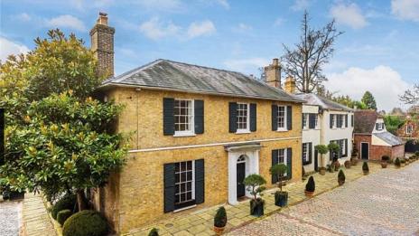 Фалиралата дизайнерка Карън Милън си продава дома в Кент