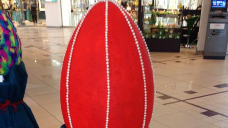 Еднометрови яйца с перли, златни мъниста и кристали се появиха в София