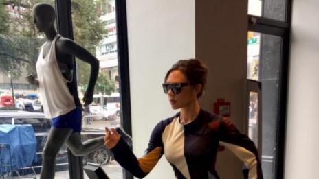 Виктория тича по рокля и токчета на бягаща пътека