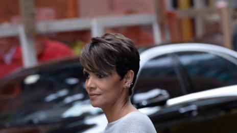 Хали Бери говори за своята „старческа“ бременност