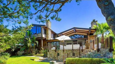 Попзвездата Пинк се разделя с дома си в Малибу